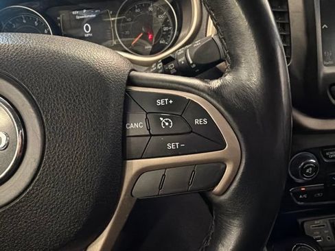 Used 2015 Jeep Cherokee Latitude w/ Cold Weather Group AWD/4WD image 23