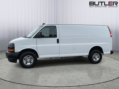 Used 2022 Chevrolet Express 2500 w/ Driver Convenience Package RWD image 3