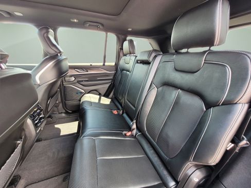 Used 2022 Jeep Grand Cherokee Overland w/ Luxury Tech Group IV AWD/4WD image 17