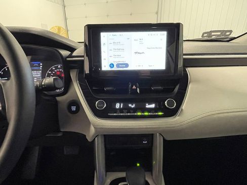 Used 2025 Toyota Corolla Cross LE image 6
