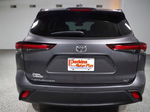 Used 2024 Toyota Highlander XLE image 8