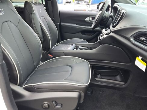 New 2026 Chrysler Pacifica Limited w/ S Appearance Package image 7