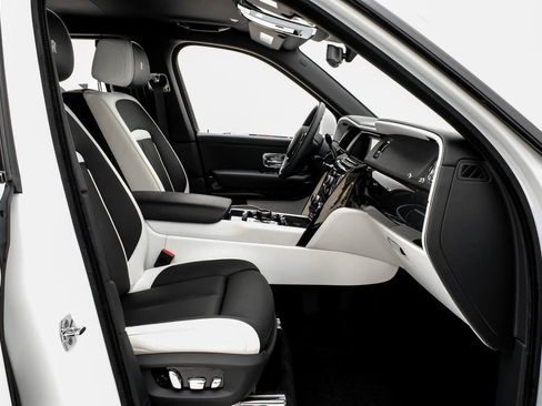 Used 2022 Rolls-Royce Cullinan Black Badge AWD/4WD image 31