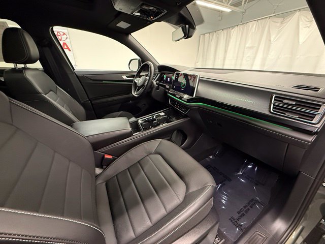 Used 2026 Volkswagen Atlas Cross Sport SEL R-Line AWD/4WD image 9