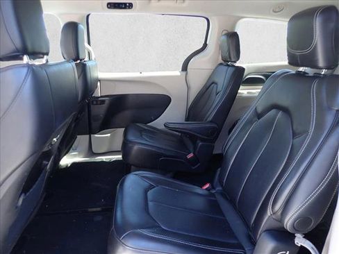 Used 2024 Chrysler Pacifica Touring-L FWD image 9