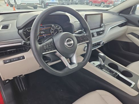 Used 2025 Nissan Altima 2.5 SV FWD image 13