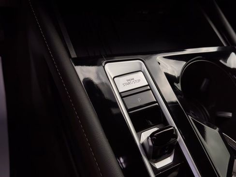 Used 2025 Volkswagen Atlas Cross Sport SE image 18