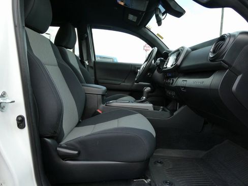 Used 2022 Toyota Tacoma TRD Sport w/ Technology Package image 13