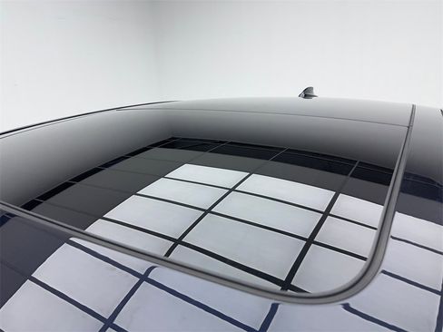 Used 2022 BMW 740i w/ Luxury Rear Seating Package image 13