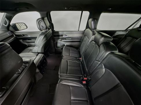 Used 2024 Jeep Wagoneer L Series II w/ Flexible Seating Group AWD/4WD image 11