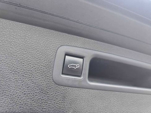 Used 2021 Toyota Highlander XLE image 19