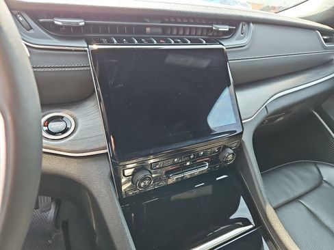 Used 2025 Jeep Grand Cherokee L Limited w/ Luxury Tech Group II image 12