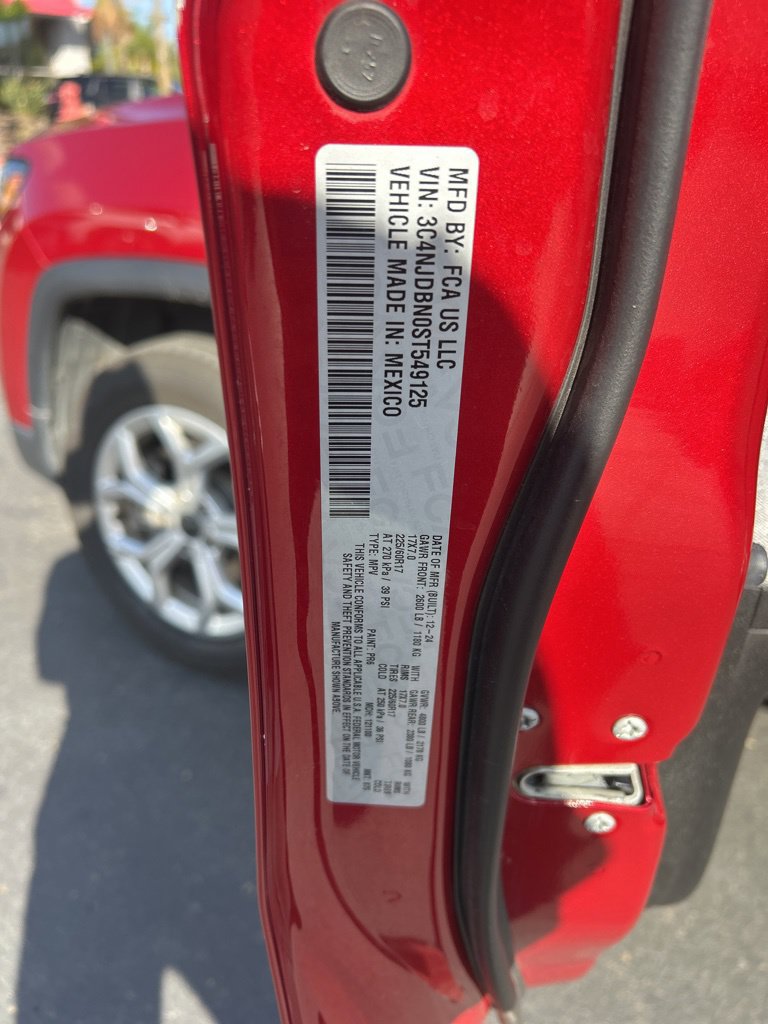 Used 2025 Jeep Compass Latitude w/ Sun & Sound Group AWD/4WD image 3