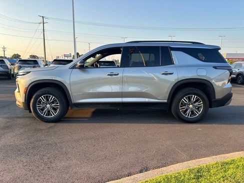 Used 2025 Chevrolet Traverse LT FWD image 3