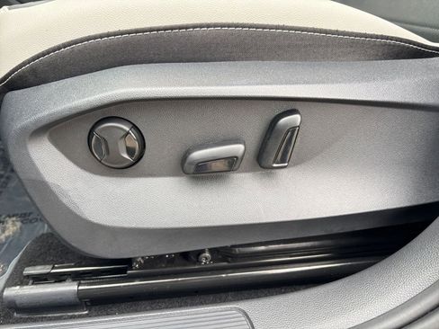 Used 2025 Volkswagen Taos SE image 23