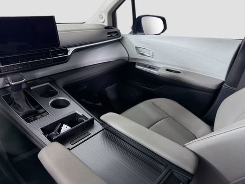 Used 2025 Toyota Sienna XLE w/ XLE Plus Package image 23