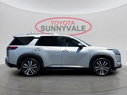 Used 2023 Nissan Pathfinder Platinum FWD image 9