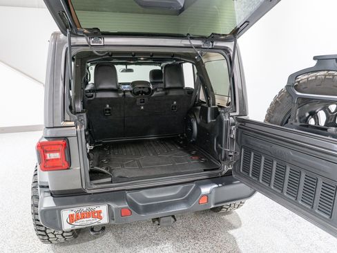 Used 2018 Jeep Wrangler Unlimited Sahara w/ Safety Group AWD/4WD image 32