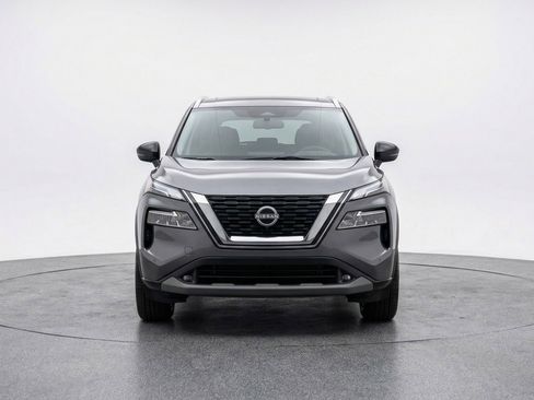 Used 2025 Nissan Rogue SV image 2
