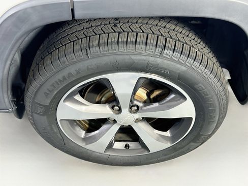 Used 2019 Jeep Cherokee Limited AWD/4WD image 31