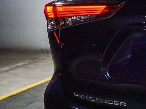 Used 2020 Toyota Highlander XLE image 13