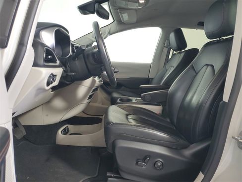 Used 2020 Chrysler Pacifica Touring-L Plus w/ Tire & Wheel Group image 11