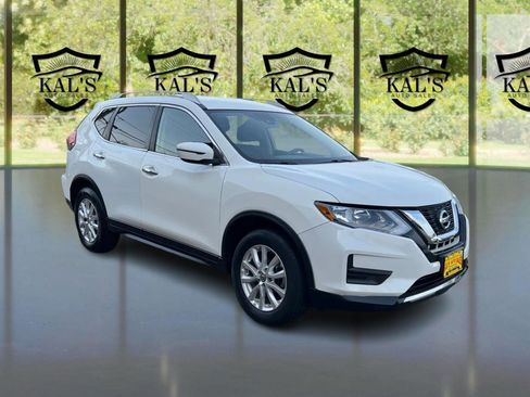 Used 2019 Nissan Rogue SV image 3
