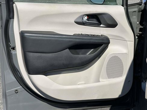 Used 2021 Chrysler Pacifica Touring w/ Cold Weather Group FWD image 8