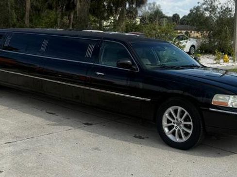 Used 2005 Lincoln Town Car Executive image 4