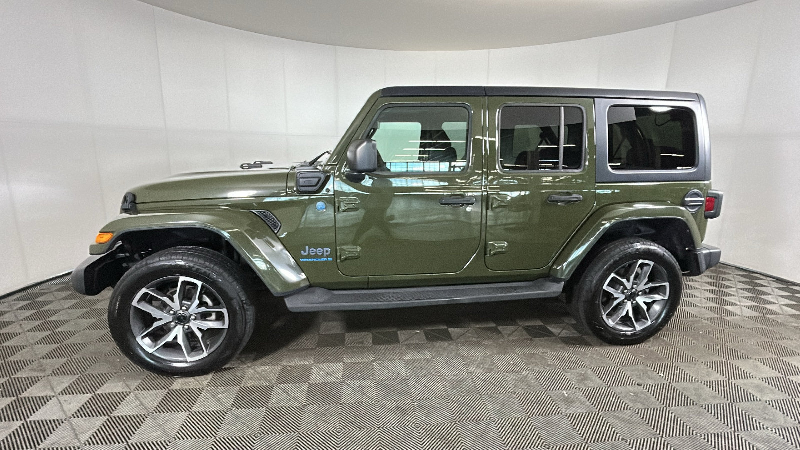 Used 2024 Jeep Wrangler Unlimited w/ Convenience Group AWD/4WD image 7