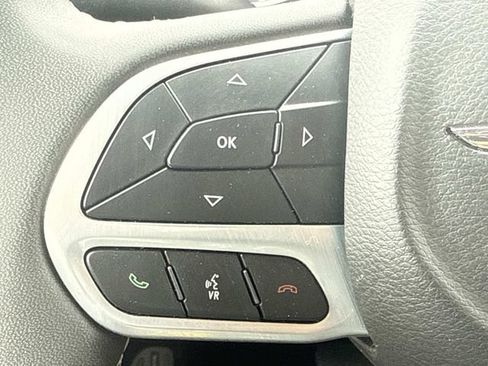 Used 2024 Chrysler Pacifica Touring-L FWD image 15