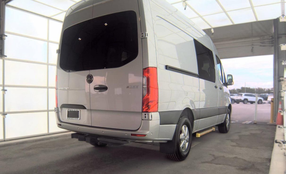 Used 2024 Mercedes-Benz Sprinter 2500 image 3