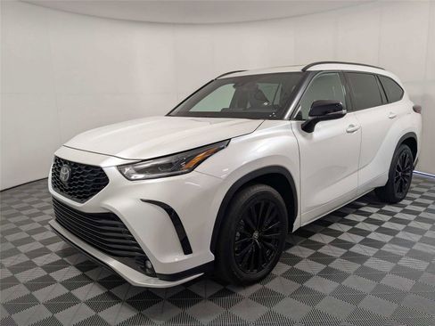 Used 2025 Toyota Highlander XSE image 2