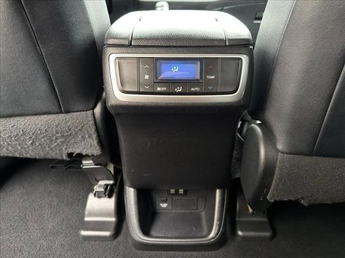 Used 2019 Toyota Highlander XLE image 24