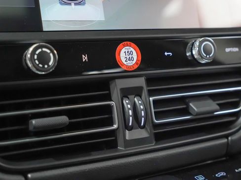 Certified 2026 Porsche Macan AWD/4WD image 29