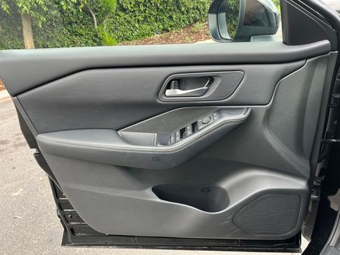 Used 2025 Nissan Rogue SV image 18