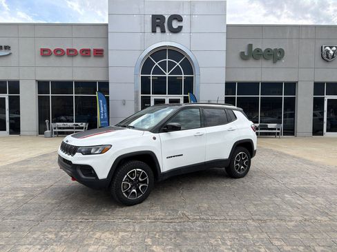 Used 2025 Jeep Compass Trailhawk image 1