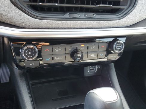 Used 2023 Jeep Compass Latitude image 20