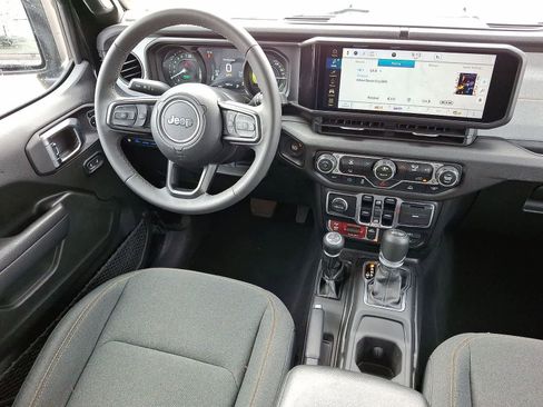 Used 2025 Jeep Wrangler Willys image 10