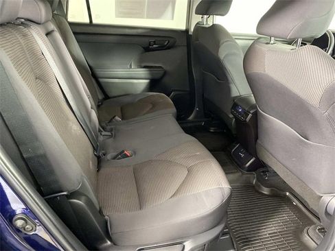 Used 2022 Toyota Highlander LE image 11