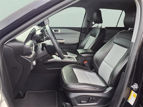 Used 2023 Ford Explorer XLT w/ Equipment Group 202A image 12