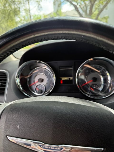 Used 2014 Chrysler Town & Country Touring FWD image 9