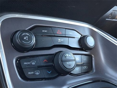 Used 2015 Dodge Challenger SXT image 27