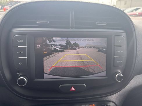 Used 2025 Kia Soul LX w/ LX Technology Package FWD image 16