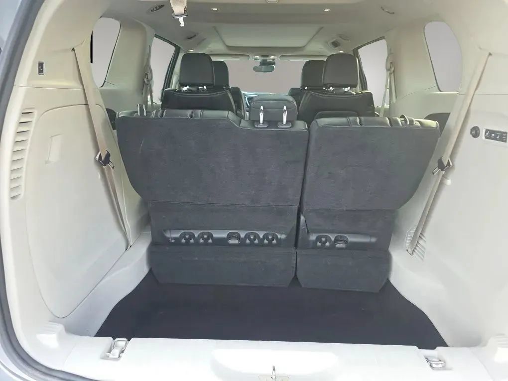 Used 2019 Chrysler Pacifica Limited w/ Advanced Safetytec Group FWD image 11
