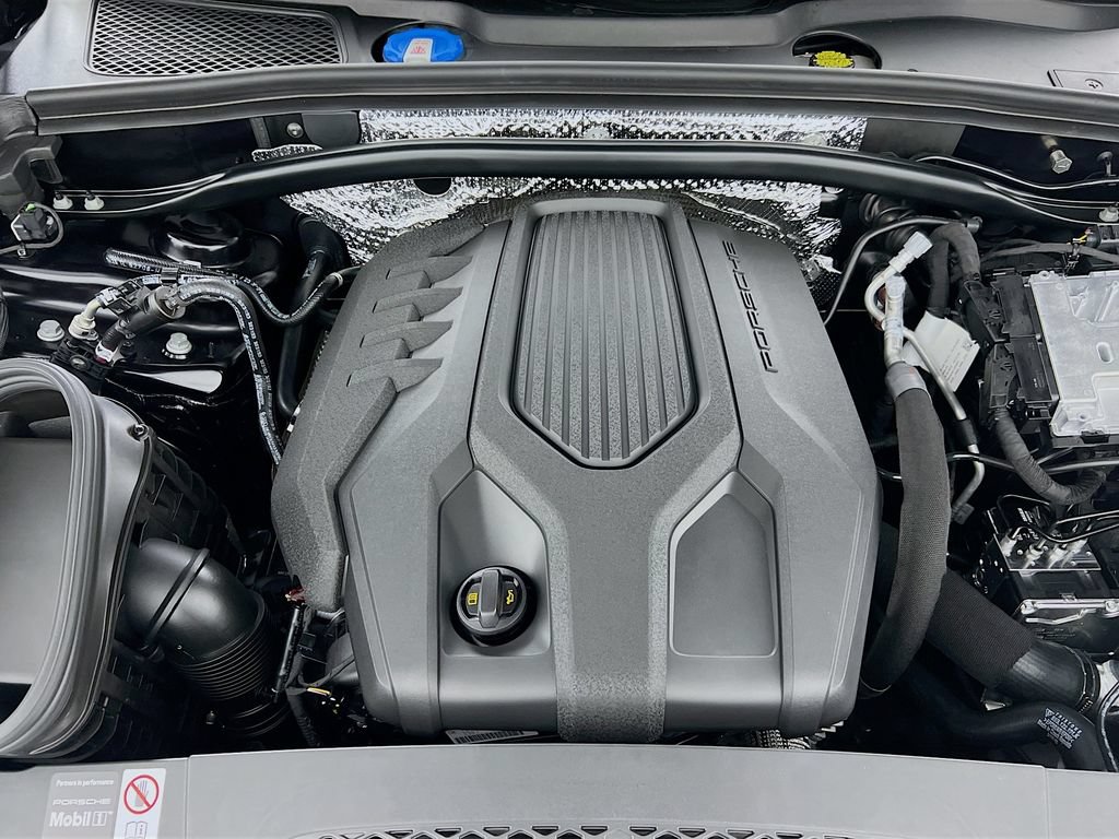 Certified 2026 Porsche Macan AWD/4WD image 32