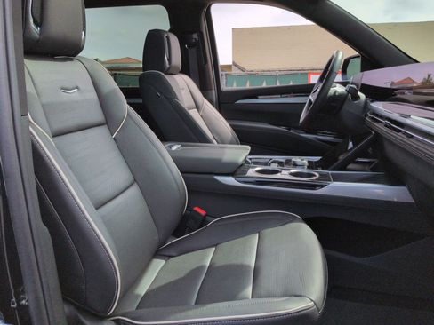 New 2025 Cadillac Escalade ESV Sport w/ LPO, Floor Liner Package AWD/4WD image 91