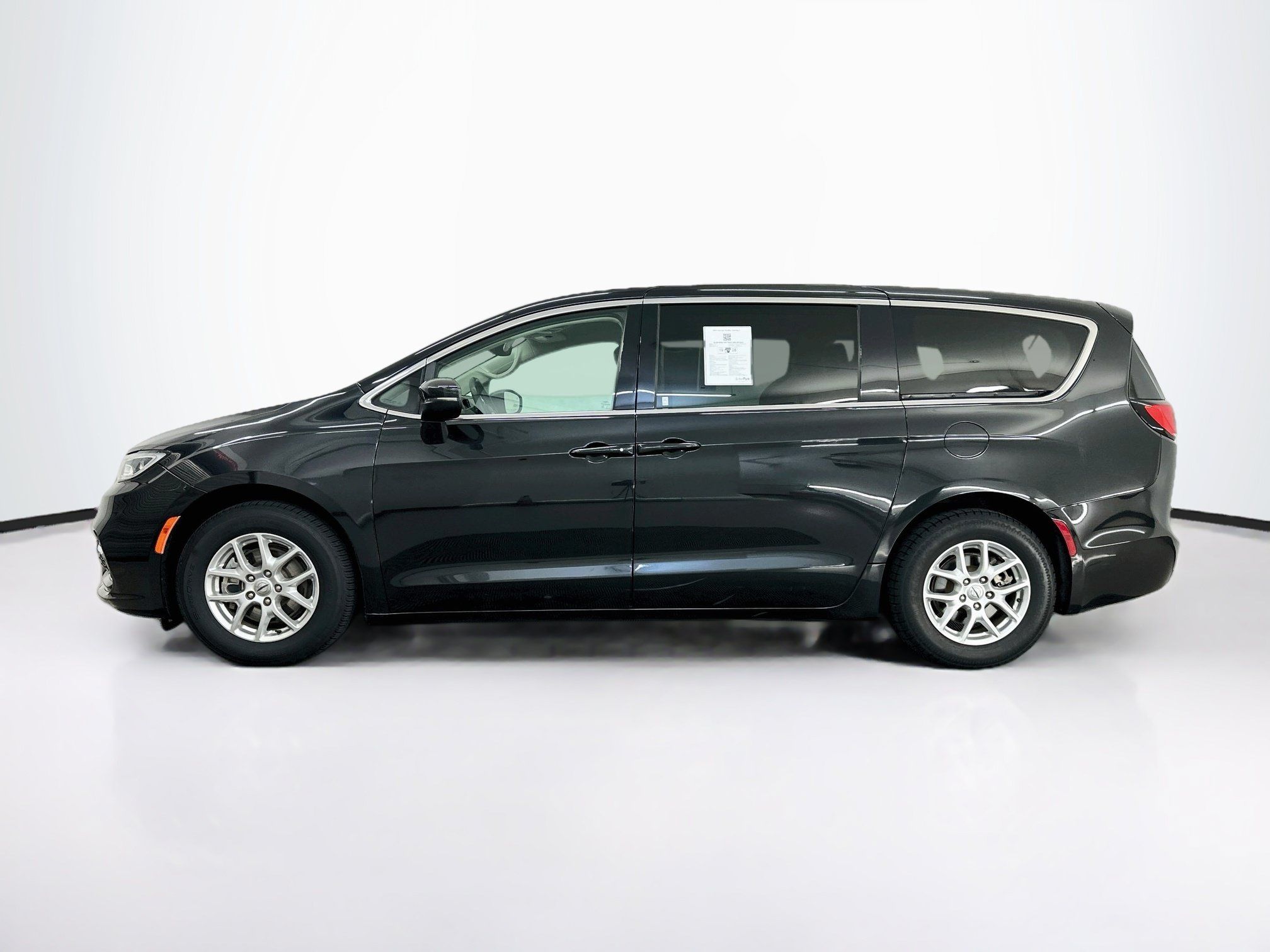 Used 2023 Chrysler Pacifica Touring-L FWD image 4