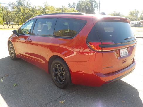 Used 2025 Chrysler Pacifica Premium image 7