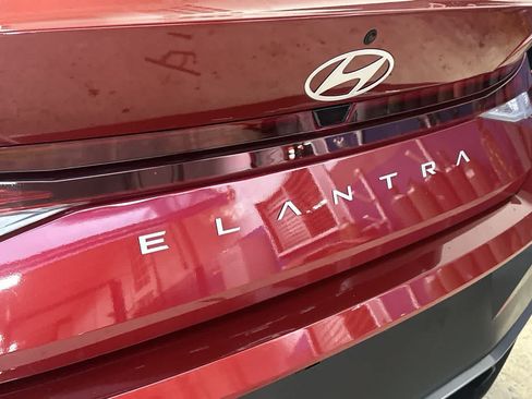Used 2025 Hyundai Elantra SE FWD image 10